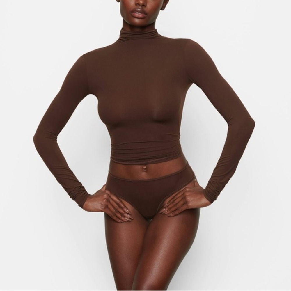 SKIMS Fits Everybody Turtleneck Top in Cocoa
